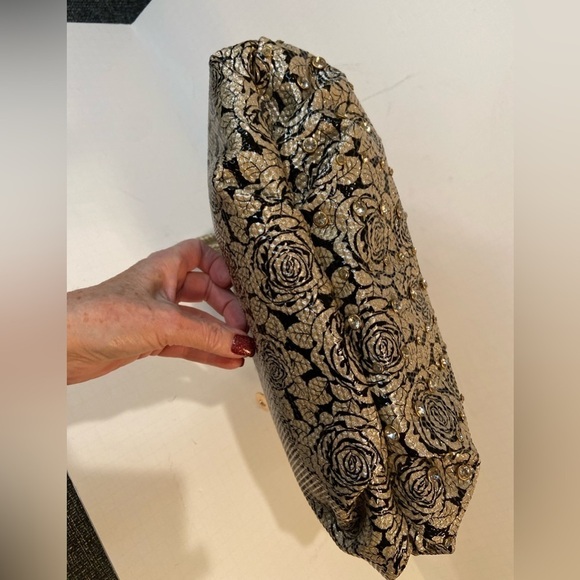 NWT~Faux Patent Leather Floral Crossbody Purse w/Rhinestone Rivets & Keychain - Picture 7 of 16